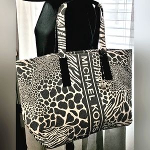 Michael Kors Logo X-Large tote bag.